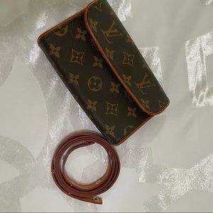 LOUIS VUITTON
Monogram Pochette Florentine